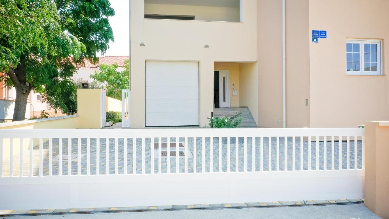 Apartments Sandrina Vrsi Bagian luar foto
