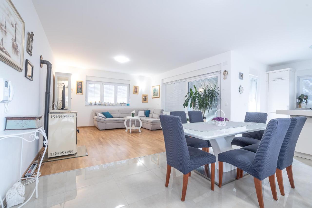 Apartments Sandrina Vrsi Bagian luar foto