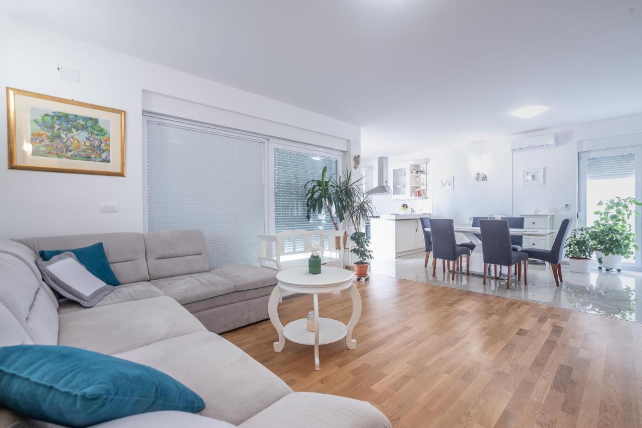 Apartments Sandrina Vrsi Bagian luar foto