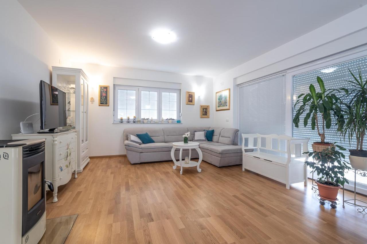 Apartments Sandrina Vrsi Bagian luar foto