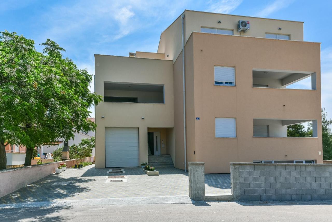 Apartments Sandrina Vrsi Bagian luar foto
