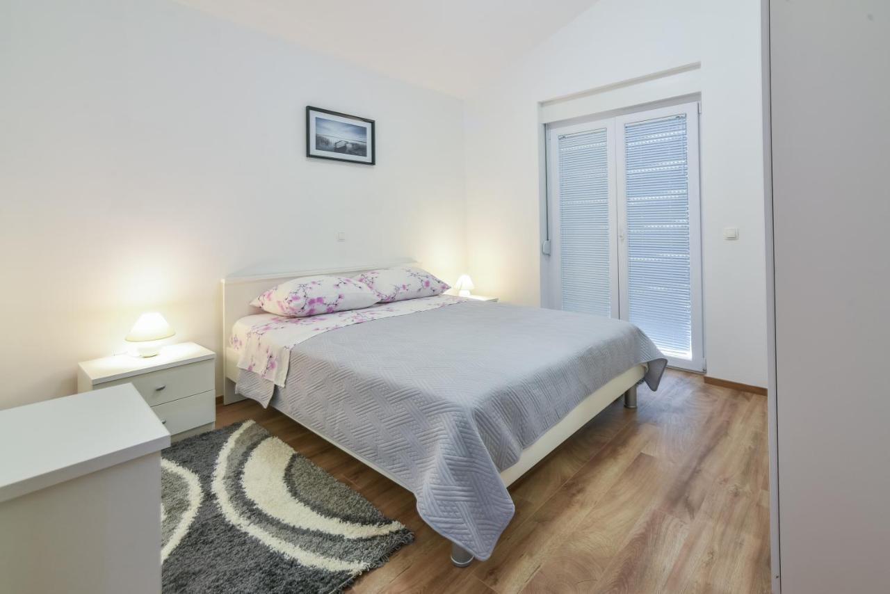 Apartments Sandrina Vrsi Bagian luar foto